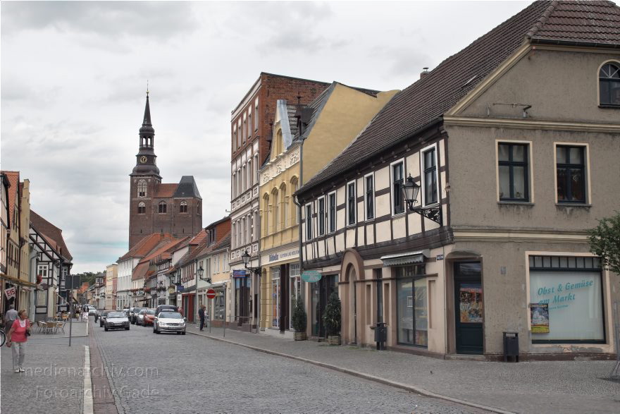 Sachsen-Anhalt. Tangermünde.
23. 7. 2009. Sachsen-Anhalt. Tangermünde. Kleinstadt an der Elbe in der Altmark. Altstadt mit Fachwerkhäusern. St. Stephanskirche
Schlüsselwörter: Altmark;Deutschland;Germany;Sachsen-Anhalt;2009;Tangermünde