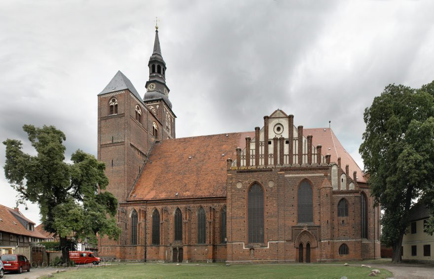 Sachsen-Anhalt. Tangermünde.
23. 7. 2009. Sachsen-Anhalt. Tangermünde. Kleinstadt an der Elbe in der Altmark. Altstadt mit Fachwerkhäusern. St. Stephanskirche. (Bild aus mehreren Einzelaufnahmen)
Schlüsselwörter: Altmark;Deutschland;Germany;Sachsen-Anhalt;2009;Tangermünde