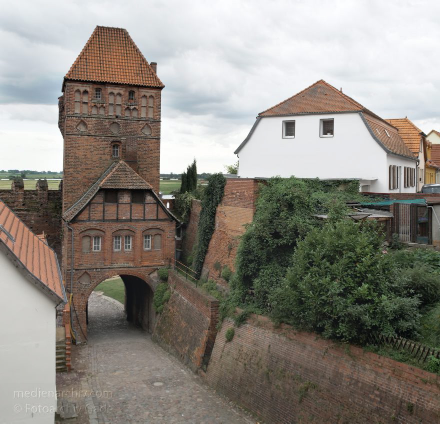 Sachsen-Anhalt. Tangermünde. Roßtor
23. 7. 2009. Sachsen-Anhalt. Tangermünde. Kleinstadt an der Elbe in der Altmark. Altstadt. Roßfurt mit Elbtor. (Bild aus mehreren Einzelaufnahmen)
Schlüsselwörter: Altmark;Deutschland;Germany;Roßtor;Sachsen-Anhalt;2009;Tangermünde