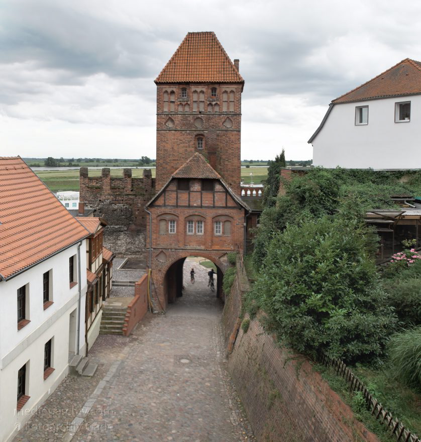 Sachsen-Anhalt. Tangermünde. Roßtor
23. 7. 2009. Sachsen-Anhalt. Tangermünde. Kleinstadt an der Elbe in der Altmark. Altstadt. Roßfurt mit Elbtor. (Bild aus mehreren Einzelaufnahmen)
Schlüsselwörter: Altmark;Deutschland;Germany;Roßtor;Sachsen-Anhalt;2009;Tangermünde