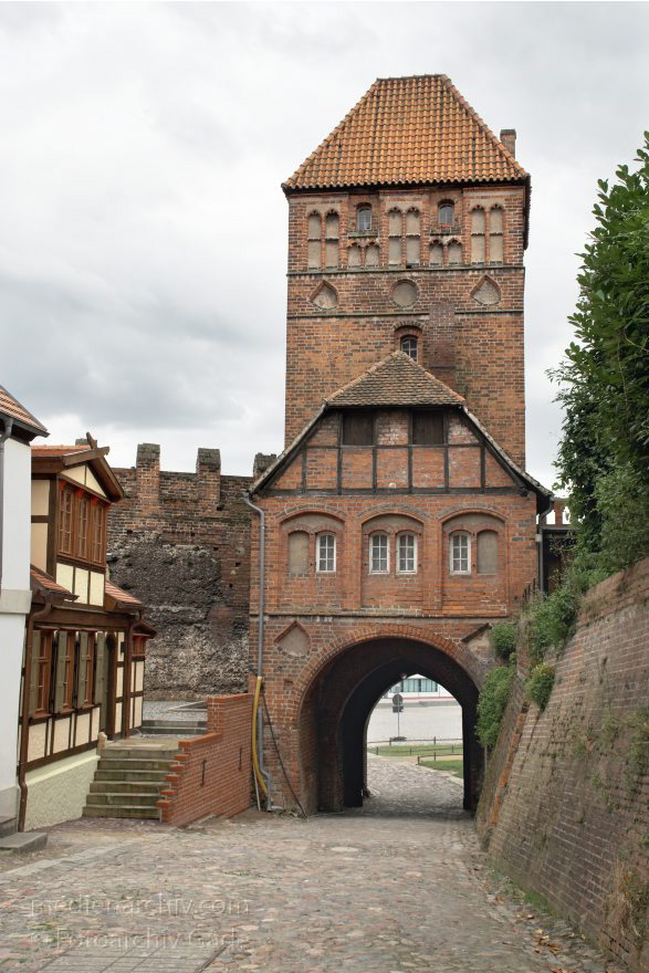 Sachsen-Anhalt. Tangermünde.
23. 7. 2009. Sachsen-Anhalt. Tangermünde. Kleinstadt an der Elbe in der Altmark. Altstadt mit Fachwerkhäusern.
Schlüsselwörter: Altmark;Deutschland;Germany;Sachsen-Anhalt;2009;Tangermünde