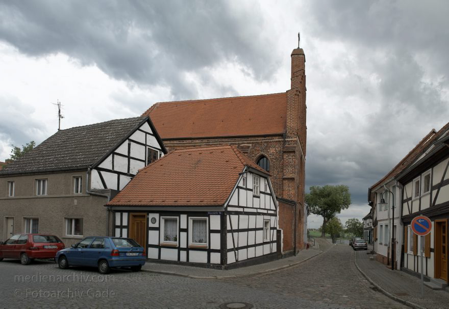 Sachsen-Anhalt. Tangermünde.
23. 7. 2009. Sachsen-Anhalt. Tangermünde. Kleinstadt an der Elbe in der Altmark. Altstadt mit Fachwerkhäusern. Elisabethkapelle. Salzkirche. (Bild aus mehreren Einzelaufnahment)
Schlüsselwörter: Altmark;Deutschland;Germany;Sachsen-Anhalt;Salzkirche;2009;Tangermünde