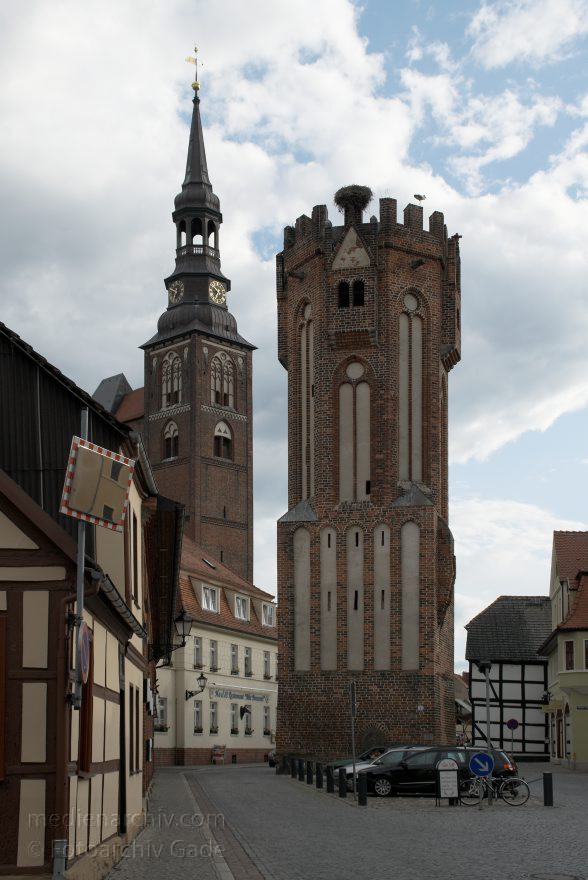 Sachsen-Anhalt. Tangermünde.
23. 7. 2009. Sachsen-Anhalt. Tangermünde. Kleinstadt an der Elbe in der Altmark. Altstadt mit Fachwerkhäusern. St. Stephanskirche. Hühnerdorfer Tor.
Schlüsselwörter: Altmark;Deutschland;Fauna;Germany;Horst;Nest;Sachsen-Anhalt;Storch;Störche;Tangermünde;Tiere;Vogel;2009;Vögel