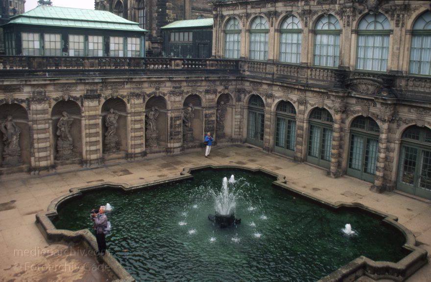 Sachsen. Dresden. Zwinger.
1996. Sachsen. Dresden. Zwinger. Barockes Bauwerk
Schlüsselwörter: Deutschland;Dresden;Germany;Sachsen;1996;Zwinger