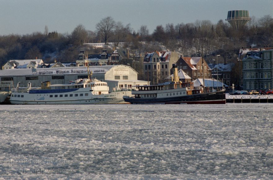 Flensburg. Winter. Zugefrorene Ostsee
Januar 1982. Schleswig-Holstein. Flensburg. Winter. Zugefrorene Ostsee. Schiffe. Schifffahrt
Schlüsselwörter: Deutschland;Eis;Flensburg;Germany;Ostsee;Schiffe;Schifffahrt;Schleswig-Holstein;Seefahrt;1982;Winter