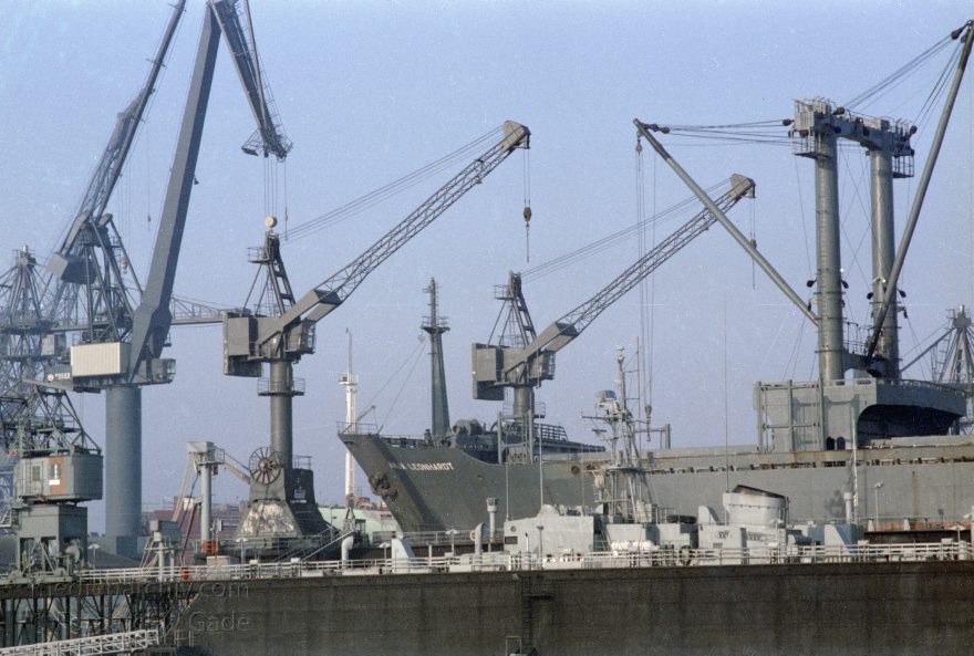 Flensburg. Kran. Schiff
Januar 1982. Schleswig-Holstein. Flensburg. Winter. Zugefrorene Ostsee. Schiffe. Schifffahrt. Trockendock. Werft
Schlüsselwörter: Deutschland;Eis;Flensburg;Germany;Ostsee;Schiffe;Schifffahrt;Schleswig-Holstein;Seefahrt;Trockendock;Werft;1982;Winter