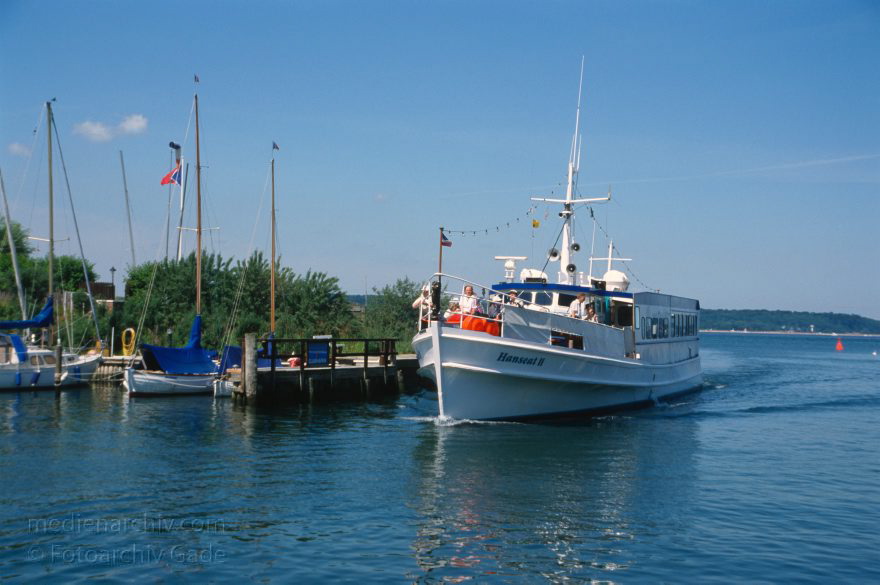Scharbeutz
Juni 2003. Schleswig-Holstein. Ostsee. bei Scharbeutz.Ein Dampfer fährt in den Niendorfer Hafen.
Schlüsselwörter: Deutschland;Germany;Ostseeküste;Scharbeutz;2003;Schleswig-Holstein