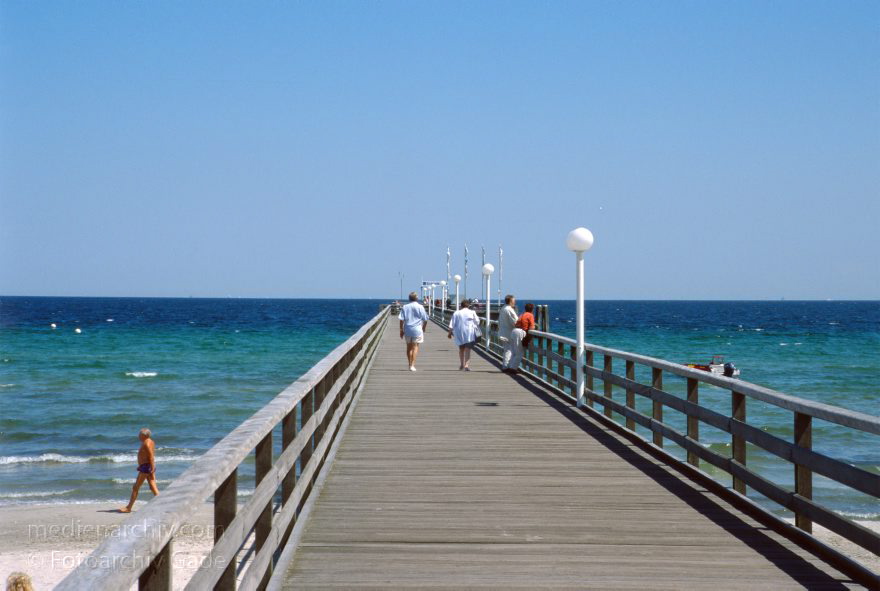 Scharbeutz
Juni 2003. Schleswig-Holstein. Ostsee. bei Scharbeutz. Strand. Seebrücke.
Schlüsselwörter: Deutschland;Germany;Ostseeküste;Scharbeutz;2003;Schleswig-Holstein