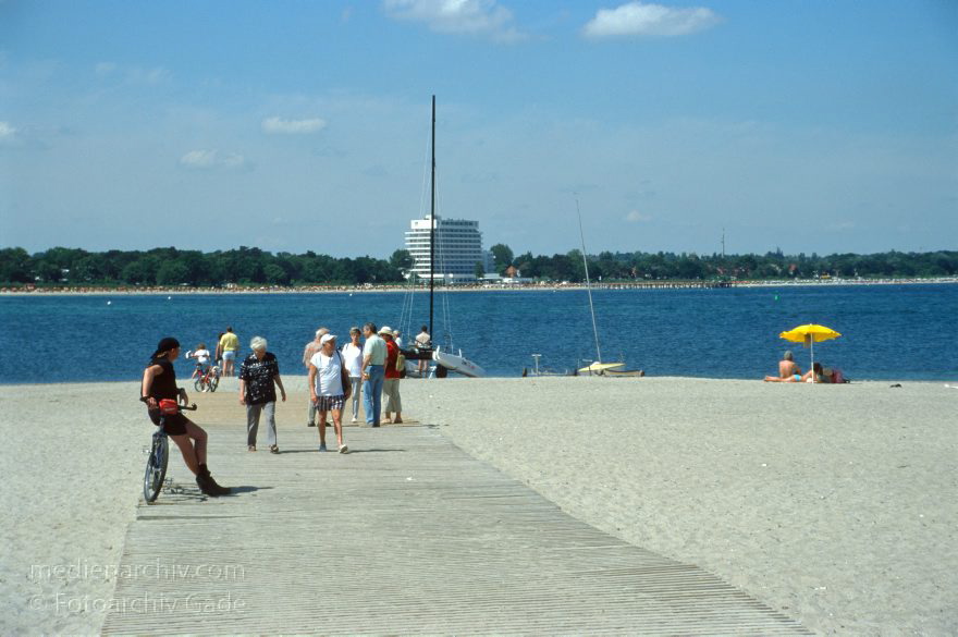 Scharbeutz
Juni 2003. Schleswig-Holstein. Niendorf. Ostsee. Meer. Strand.
Schlüsselwörter: Deutschland;Germany;Ostseeküste;Scharbeutz;2003;Schleswig-Holstein