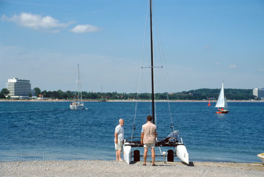 Scharbeutz
Juni 2003. Schleswig-Holstein. bei Scharbeutz. Niendorf. Ostsee. Meer. Strand. Katamaran. Segelboot.
Schlüsselwörter: Deutschland;Germany;Ostseeküste;Scharbeutz;2003;Schleswig-Holstein