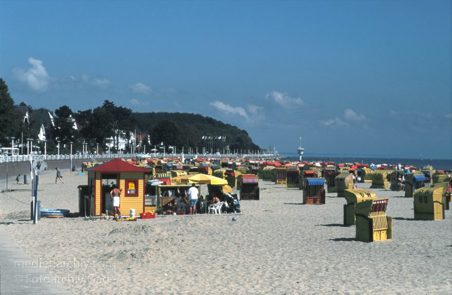 Travemünde
Juli 1997. Deutschland. Travemuende. Ostseestrand, Strand. Schleswig Holstein
Schlüsselwörter: Deutschland;Germany;Ostseestrand;Schleswig Holstein;Strand;1997;Travemuende