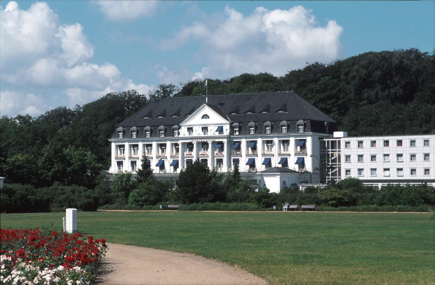 Travemünde
Juli 1997. Deutschland. Travemuende. Kurhotel,  Schleswig Holstein
Schlüsselwörter: Deutschland;Germany;Kurhotel;Schleswig Holstein;1997;Travemuende