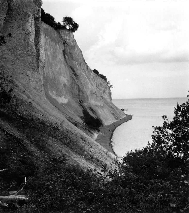 Dänemark Steilküste Ostsee balic sea shore Kreidefelsen
August 1988. Insel Mön. Dänemark. Steilküste an der Ostsee. Kreidefelsen.
Schlüsselwörter: 1988;Dänemark;Insel;Kreidefelsen;Mön;Ostsee;Steilküste;Steilküste Kreide;Strand