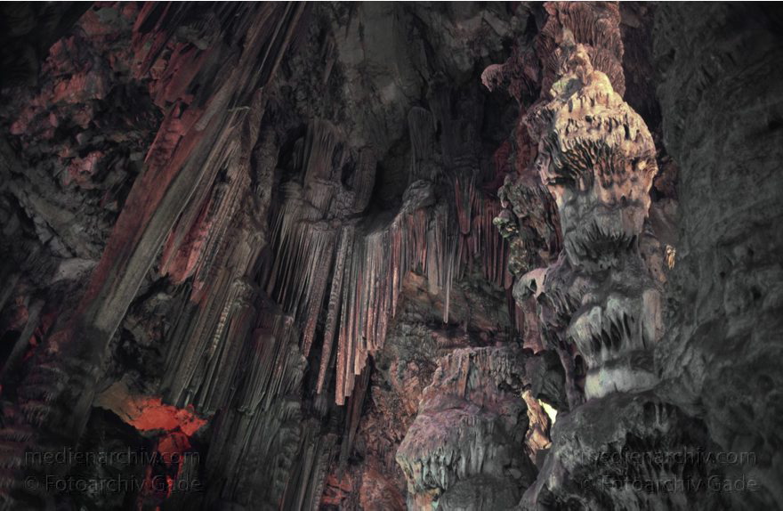 Gibraltar  St.Michael´s Caves
November 1998 , Gibraltar ist ein mächtiger Kalksteinfelsen, der ganz im Süden der Iberischen Halbinsel in die Meerenge zwischen Europa und Afrika hineinragt. Tropfsteinhöhle St.Michael´s CavesTropfsteinhöhle.  trecht formell den Briten zugesprochen und ist seit 1730 britische Kronkolonie. In ihr leben 28.800 Einwohner. Seit langem gibt es Spannungen zwischen Großbritannien und Spanien, weil Spanien die Hoheit über Gibraltar wiedererlangen möchte. Die Grenze nach Spanien war während der Diktatur Francos (die von 1939 bis 1975 dauerte) von 1969 bis 1985 geschlossen. Spanien darf bis heute von Gibraltar aus nicht angeflogen werden.
Schlüsselwörter: 1998;Englische;Gibraltar;Great Britain;Großbritannien;Kolonie;Kronkolonie;St.Michael´s Cave;Tropfsteinhöhle