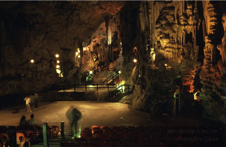 Gibraltar, Englische Kronkolonie
November 1998 , Gibraltar ist ein mächtiger Kalksteinfelsen, der ganz im Süden der Iberischen Halbinsel in die Meerenge zwischen Europa und Afrika hineinragt. Tropfsteinhöhle St.Michael´s CavesTropfsteinhöhle.  trecht formell den Briten zugesprochen und ist seit 1730 britische Kronkolonie. In ihr leben 28.800 Einwohner. Seit langem gibt es Spannungen zwischen Großbritannien und Spanien, weil Spanien die Hoheit über Gibraltar wiedererlangen möchte. Die Grenze nach Spanien war während der Diktatur Francos (die von 1939 bis 1975 dauerte) von 1969 bis 1985 geschlossen. Spanien darf bis heute von Gibraltar aus nicht angeflogen werden.
Schlüsselwörter: 1998;Englische;Gibraltar;Great Britain;Großbritannien;Kolonie;Kronkolonie;St.Michael´s Cave;Tropfsteinhöhle