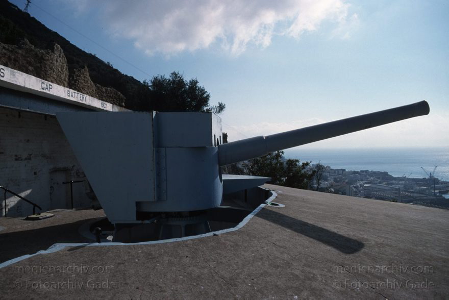 Gibraltar, Englische Kronkolonie, Gun Kanone, Geschütz
November 1998 , Gibraltar ist ein mächtiger Kalksteinfelsen, der ganz im Süden der Iberischen Halbinsel in die Meerenge zwischen Europa und Afrika hineinragt. Geschütz, Kanone  trecht formell den Briten zugesprochen und ist seit 1730 britische Kronkolonie. In ihr leben 28.800 Einwohner. Seit langem gibt es Spannungen zwischen Großbritannien und Spanien, weil Spanien die Hoheit über Gibraltar wiedererlangen möchte. Die Grenze nach Spanien war während der Diktatur Francos (die von 1939 bis 1975 dauerte) von 1969 bis 1985 geschlossen. Spanien darf bis heute von Gibraltar aus nicht angeflogen werden.
Schlüsselwörter: 1998;Englische;Geschütz;Gibraltar;Great Britain;Großbritannien;Kanone;Kolonie;Kronkolonie