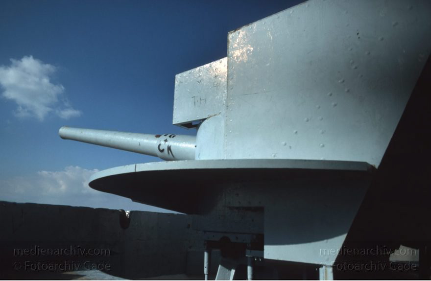 Gibraltar, Englische Kronkolonie, Gun Kanone, Geschütz
November 1998 , Gibraltar ist ein mächtiger Kalksteinfelsen, der ganz im Süden der Iberischen Halbinsel in die Meerenge zwischen Europa und Afrika hineinragt. Geschütz, Kanone ; ; ; ;Geschichte: ; ;1704 wurde Gibraltar von den Briten im Spanischen Erbfolgekrieg erobert, 1713 wurde das Gebiet im Vertrag von Utrecht formell den Briten zugesprochen und ist seit 1730 britische Kronkolonie. In ihr leben 28.800 Einwohner. Seit langem gibt es Spannungen zwischen Großbritannien und Spanien, weil Spanien die Hoheit über Gibraltar wiedererlangen möchte. Die Grenze nach Spanien war während der Diktatur Francos (die von 1939 bis 1975 dauerte) von 1969 bis 1985 geschlossen. Spanien darf bis heute von Gibraltar aus nicht angeflogen werden.
Schlüsselwörter: 1998;Englische;Geschütz;Gibraltar;Great Britain;Großbritannien;Kanone;Kolonie;Kronkolonie