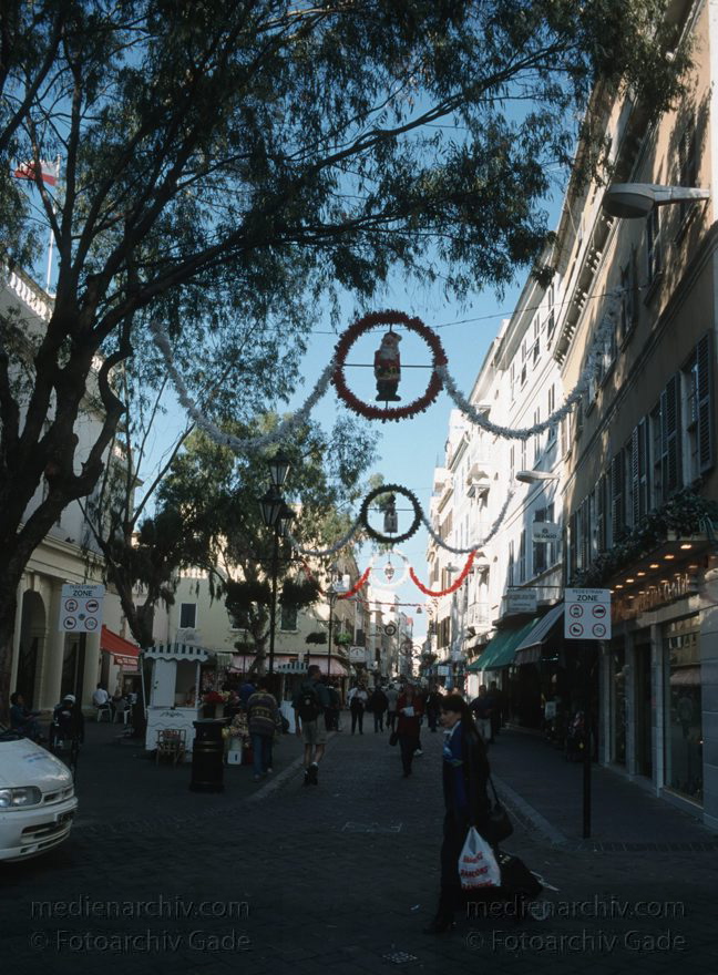 Gibraltar, Englische Kronkolonie
November 1998 , Gibraltar ist ein mächtiger Kalksteinfelsen, der ganz im Süden der Iberischen Halbinsel in die Meerenge zwischen Europa und Afrika hineinragt. Geschichte: ;1704 wurde Gibraltar von den Briten im Spanischen Erbfolgekrieg erobert, 1713 wurde das Gebiet im Vertrag von Utrecht formell den Briten zugesprochen und ist seit 1730 britische Kronkolonie. In ihr leben 28.800 Einwohner. Seit langem gibt es Spannungen zwischen Großbritannien und Spanien, weil Spanien die Hoheit über Gibraltar wiedererlangen möchte. Die Grenze nach Spanien war während der Diktatur Francos (die von 1939 bis 1975 dauerte) von 1969 bis 1985 geschlossen. Spanien darf bis heute von Gibraltar aus nicht angeflogen werden.
Schlüsselwörter: 1998;Englische;Gibraltar;Great Britain;Großbritannien;Kolonie;Kronkolonie