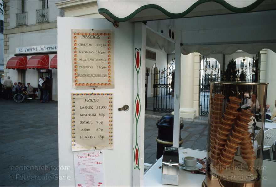 Gibraltar, Englische Kronkolonie
November 1998 , Gibraltar ist ein mächtiger Kalksteinfelsen, der ganz im Süden der Iberischen Halbinsel in die Meerenge zwischen Europa und Afrika hineinragt.  ;Preise für Eiscreme in Spanischen Peseten und Britischen Pfund.   trecht formell den Briten zugesprochen und ist seit 1730 britische Kronkolonie.
Schlüsselwörter: 1998;Eiscreme;Englische;Gibraltar;Great Britain;Großbritannien;Kolonie;Kronkolonie;Peseten;Pfund