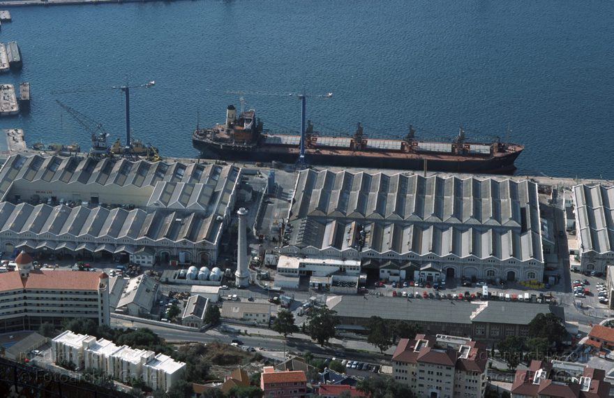 Gibraltar, Englische Kronkolonie
November 1998 , Gibraltar ist ein mächtiger Kalksteinfelsen, der ganz im Süden der Iberischen Halbinsel in die Meerenge zwischen Europa und Afrika hineinragt. Hafen.  trecht formell den Briten zugesprochen und ist seit 1730 britische Kronkolonie. In ihr leben 28.800 Einwohner. Seit langem gibt es Spannungen zwischen Großbritannien und Spanien, weil Spanien die Hoheit über Gibraltar wiedererlangen möchte. Die Grenze nach Spanien war während der Diktatur Francos (die von 1939 bis 1975 dauerte) von 1969 bis 1985 geschlossen. Spanien darf bis heute von Gibraltar aus nicht angeflogen werden.
Schlüsselwörter: 1998;Englische;Gibraltar;Great Britain;Großbritannien;Hafen;Kolonie;Kronkolonie