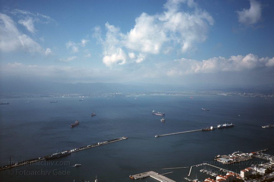 Gibraltar, Englische Kronkolonie Algeciras
November 1998 , Gibraltar ist ein mächtiger Kalksteinfelsen, der ganz im Süden der Iberischen Halbinsel in die Meerenge zwischen Europa und Afrika hineinragt. Blick auf die Bucht von Algeciras.  trecht formell den Briten zugesprochen und ist seit 1730 britische Kronkolonie. In ihr leben 28.800 Einwohner. Seit langem gibt es Spannungen zwischen Großbritannien und Spanien, weil Spanien die Hoheit über Gibraltar beansprucht. Die Grenze nach Spanien war während der Diktatur Francos (die von 1939 bis 1975 dauerte) von 1969 bis 1985 geschlossen. Spanien darf bis heute von Gibraltar aus nicht angeflogen werden.
Schlüsselwörter: 1998;Algeciras;Englische;Gibraltar;Great Britain;Großbritannien;Kolonie;Kronkolonie