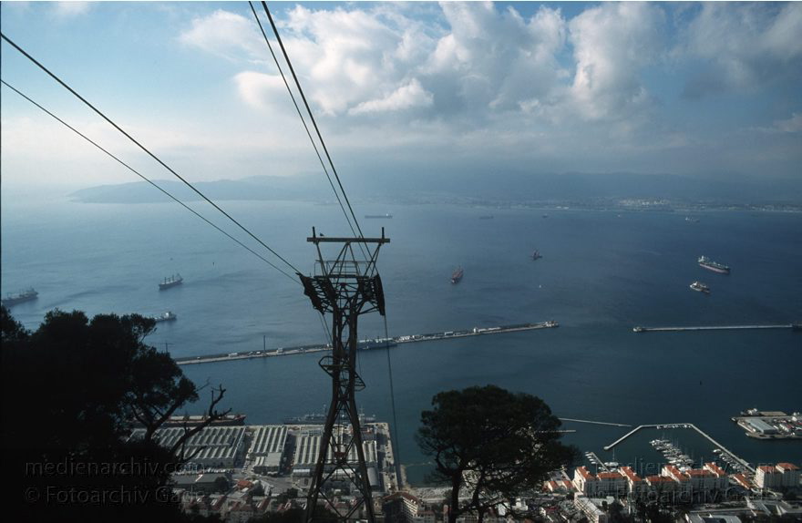 Gibraltar, Englische Kronkolonie
November 1998 , Gibraltar ist ein mächtiger Kalksteinfelsen, der ganz im Süden der Iberischen Halbinsel in die Meerenge zwischen Europa und Afrika hineinragt.  Eine Seilbahn führt zur Bergspitze hinauf.   trecht formell den Briten zugesprochen und ist seit 1730 britische Kronkolonie.
Schlüsselwörter: 1998;Englische;Gibraltar;Great Britain;Großbritannien;Kolonie;Kronkolonie;Meer;Seilbahn