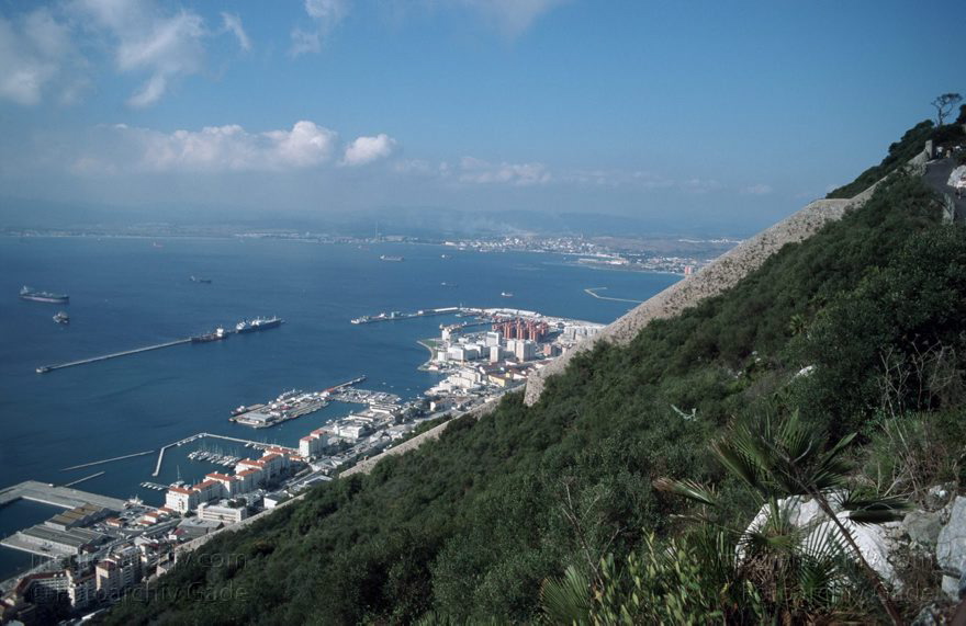 Gibraltar, Englische Kronkolonie
November 1998 , Gibraltar ist ein mächtiger Kalksteinfelsen, der ganz im Süden der Iberischen Halbinsel in die Meerenge zwischen Europa und Afrika hineinragt. Bucht von Algeciras.  trecht formell den Briten zugesprochen und ist seit 1730 britische Kronkolonie. In ihr leben 28.800 Einwohner. Seit langem gibt es Spannungen zwischen Großbritannien und Spanien, weil Spanien die Hoheit über Gibraltar beansprucht. Die Grenze nach Spanien war während der Diktatur Francos (die von 1939 bis 1975 dauerte) von 1969 bis 1985 geschlossen. Spanien darf bis heute von Gibraltar aus nicht angeflogen werden.
Schlüsselwörter: 1998;Algeciras;Englische;Gibraltar;Great Britain;Großbritannien;Kolonie;Kronkolonie;Spanien