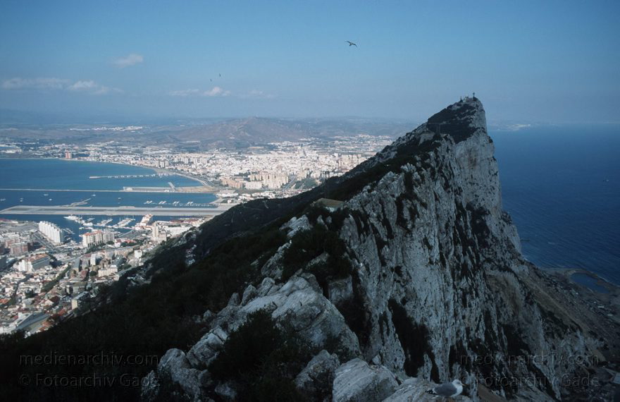 Gibraltar, Englische Kronkolonie
November 1998 , Gibraltar ist ein mächtiger Kalksteinfelsen, der ganz im Süden der Iberischen Halbinsel in die Meerenge zwischen Europa und Afrika hineinragt. Spanien darf bis heute von Gibraltar aus nicht angeflogen werden.
Schlüsselwörter: 1998;Englische;Gibraltar;Great Britain;Großbritannien;Kolonie;Kronkolonie