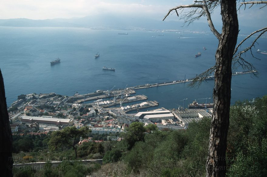 Gibraltar, Englische Kronkolonie
November 1998 , Gibraltar ist ein mächtiger Kalksteinfelsen, der ganz im Süden der Iberischen Halbinsel in die Meerenge zwischen Europa und Afrika hineinragt. Spanien darf bis heute von Gibraltar aus nicht angeflogen werden.
Schlüsselwörter: 1998;Englische;Gibraltar;Great Britain;Großbritannien;Kolonie;Kronkolonie
