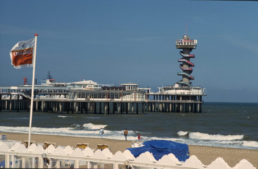 Niederlande. Scheveningen. Strand. Nordsee. Pier. Seebrücke
Juni 1993. Niederlande. Holland. Scheveningen. Strand. Nordsee. Pier. Seebrücke
Schlüsselwörter: 1993;Den Haag;Holland;Küste;Meer;Nederland;Niederlande;Nordsee;Pier;Scheveningen;Seebrücke;Strand