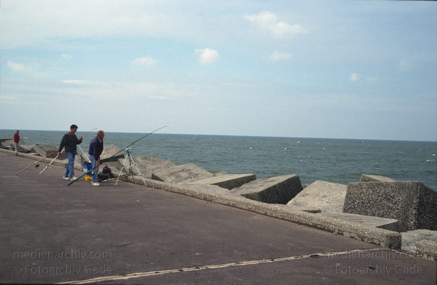 Niederlande. Scheveningen. Strand. Nordsee.
Juni 1993. Niederlande. Holland. Scheveningen. Strand. Nordsee. Angeln auf der Mole
Schlüsselwörter: 1993;Angeln;Den Haag;Holland;Küste;Meer;Mole;Nederland;Niederlande;Nordsee;Scheveningen;Strand