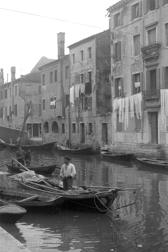 1950er. Italien. Provinz Venedig. Region Venetien. Chioggia
1950er. Italien. Provinz Venedig. Region Venetien - Italia. Venezia - Italy. Venice. Lagune. Chioggia
Schlüsselwörter: 1950er;Chioggia;Italia;Italien;Italy;Venedig;Venetien;Venezia;Venice