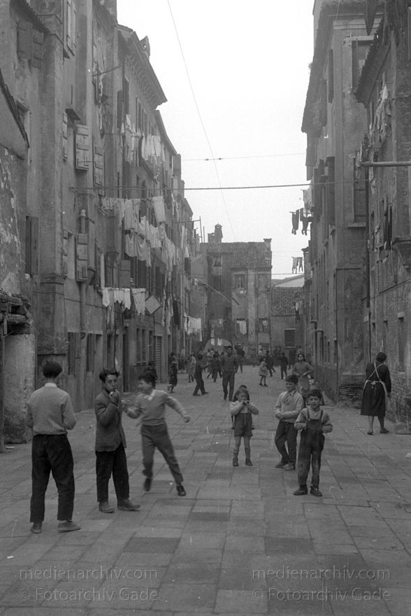 1950er. Italien. Provinz Venedig. Region Venetien. Chioggia
1950er. Italien. Provinz Venedig. Region Venetien - Italia. Venezia - Italy. Venice. Lagune. Chioggia
Schlüsselwörter: 1950er;Chioggia;Italia;Italien;Italy;Venedig;Venetien;Venezia;Venice