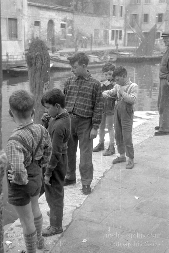 1950er. Italien. Provinz Venedig. Region Venetien. Chioggia
1950er. Italien. Provinz Venedig. Region Venetien - Italia. Venezia - Italy. Venice. Lagune. Chioggia
Schlüsselwörter: 1950er;Chioggia;Italia;Italien;Italy;Venedig;Venetien;Venezia;Venice