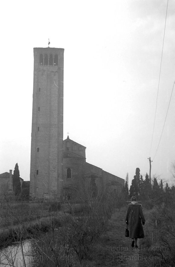 1950er. Italien. Provinz Venedig. Region Venetien. Torcello
1950er. Italien. Provinz Venedig. Region Venetien - Italia. Venezia - Italy. Venice. Lagune. Torcello. Kirche. Basilika Santa Maria Assunta
Schlüsselwörter: 1950er;Basilika;Italia;Italien;Italy;Kirche;Santa Maria Assunta;Torcello;Venedig;Venetien;Venezia;Venice