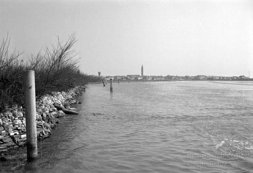 1950er. Italien. Provinz Venedig. Region Venetien. Torcello
1950er. Italien. Provinz Venedig. Region Venetien - Italia. Venezia - Italy. Venice. Lagune. Torcello
Schlüsselwörter: 1950er;Italia;Italien;Italy;Torcello;Venedig;Venetien;Venezia;Venice