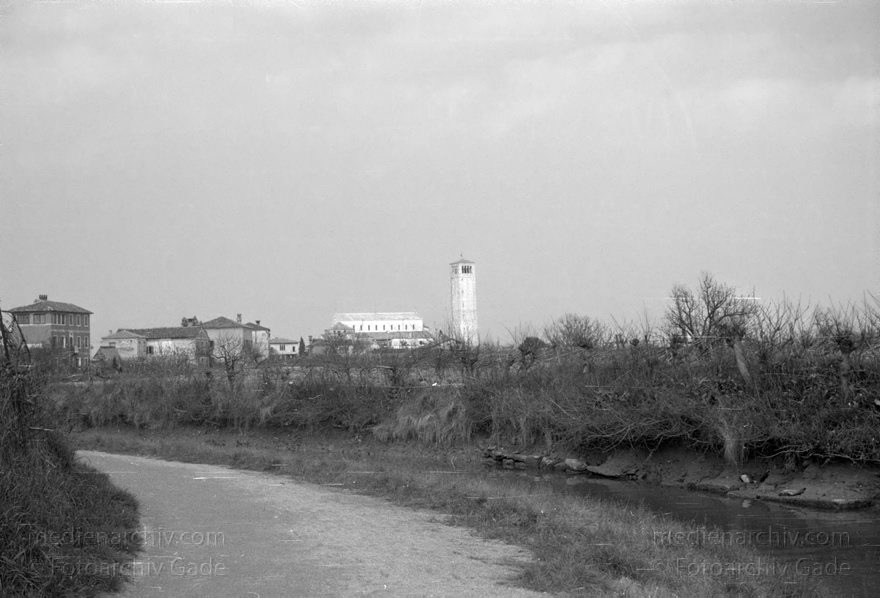 1950er. Italien. Provinz Venedig. Region Venetien. Torcello
1950er. Italien. Provinz Venedig. Region Venetien - Italia. Venezia - Italy. Venice. Lagune. Torcello
Schlüsselwörter: 1950er;Italia;Italien;Italy;Torcello;Venedig;Venetien;Venezia;Venice
