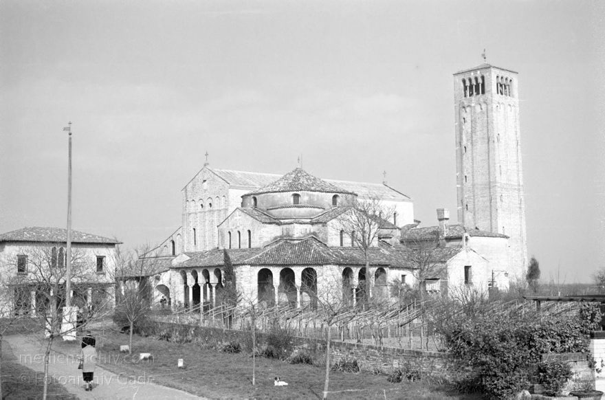 1950er. Italien. Provinz Venedig. Region Venetien. Torcello
1950er. Italien. Provinz Venedig. Region Venetien - Italia. Venezia - Italy. Venice. Lagune. Torcello. Kirche. Basilika Santa Maria Assunta
Schlüsselwörter: 1950er;Basilika;Italia;Italien;Italy;Kirche;Santa Maria Assunta;Torcello;Venedig;Venetien;Venezia;Venice