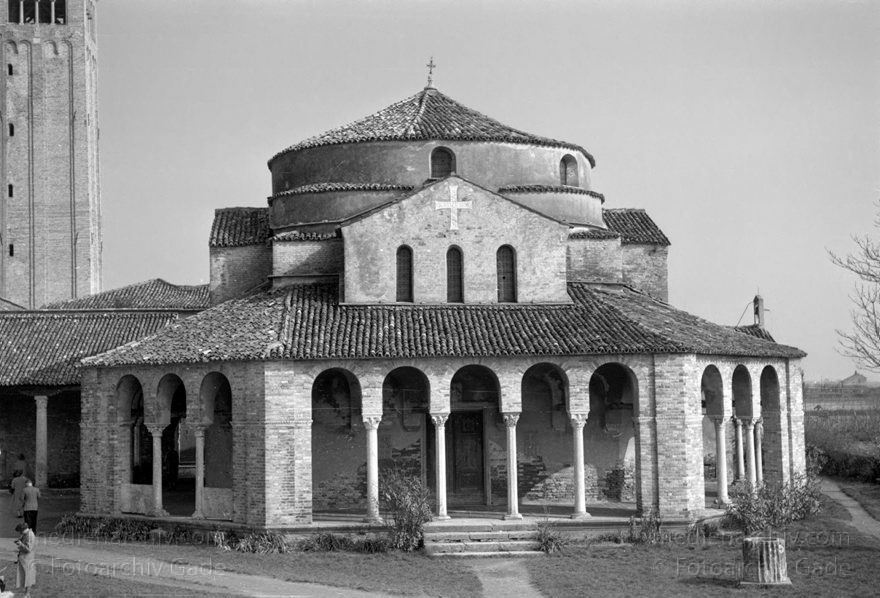 1950er. Italien. Provinz Venedig. Region Venetien. Torcello
1950er. Italien. Provinz Venedig. Region Venetien - Italia. Venezia - Italy. Venice. Lagune. Torcello. Kirche. Basilika Santa Maria Assunta
Schlüsselwörter: 1950er;Basilika;Italia;Italien;Italy;Kirche;Santa Maria Assunta;Torcello;Venedig;Venetien;Venezia;Venice