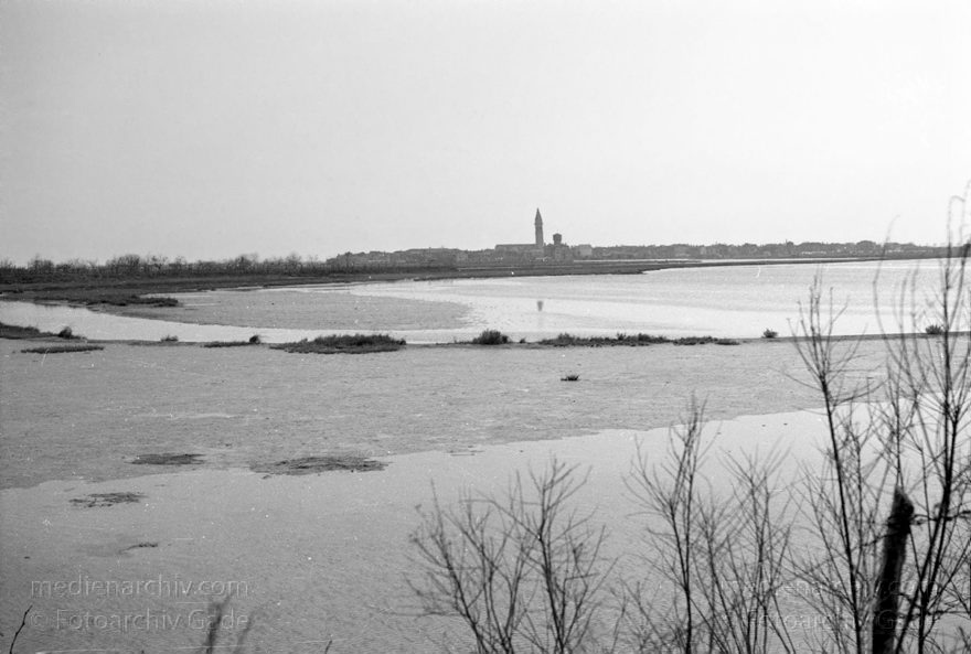 1950er. Italien. Provinz Venedig. Region Venetien. Torcello
1950er. Italien. Provinz Venedig. Region Venetien - Italia. Venezia - Italy. Venice. Lagune. Torcello
Schlüsselwörter: 1950er;Italia;Italien;Italy;Torcello;Venedig;Venetien;Venezia;Venice