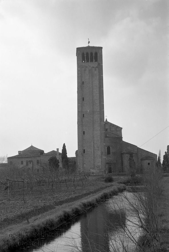 1950er. Italien. Provinz Venedig. Region Venetien. Torcello
1950er. Italien. Provinz Venedig. Region Venetien - Italia. Venezia - Italy. Venice. Lagune. Torcello. Kirche. Basilika Santa Maria Assunta
Schlüsselwörter: 1950er;Basilika;Italia;Italien;Italy;Kirche;Santa Maria Assunta;Torcello;Venedig;Venetien;Venezia;Venice