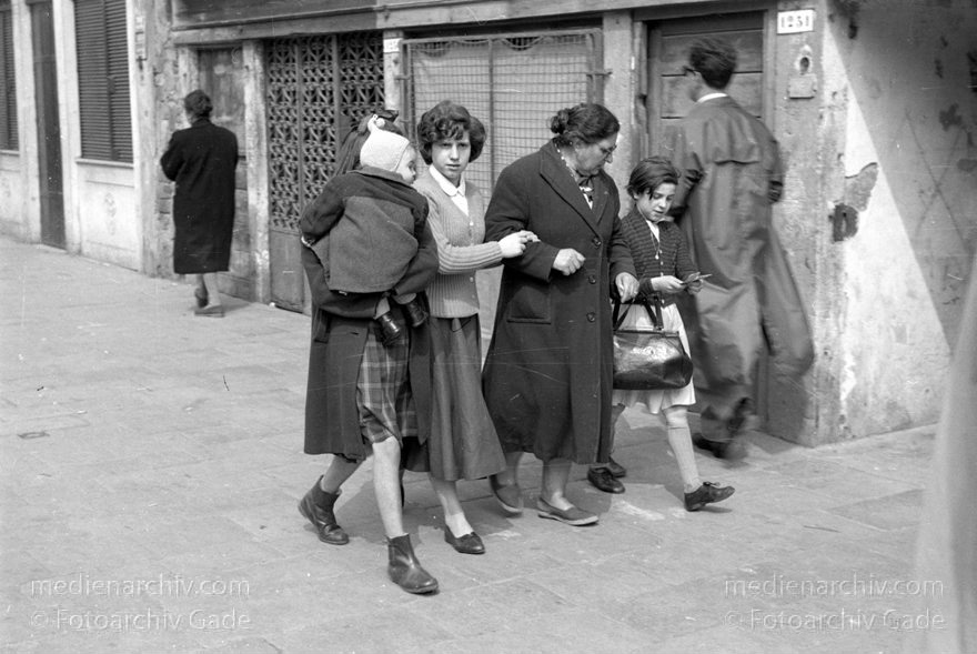 1950er. Italien. Provinz Venedig. Region Venetien
1950er. Italien. Provinz Venedig. Region Venetien - Italia. Venezia - Italy. Venice
Schlüsselwörter: 1950er;Italia;Italien;Italy;Venedig;Venetien;Venezia;Venice