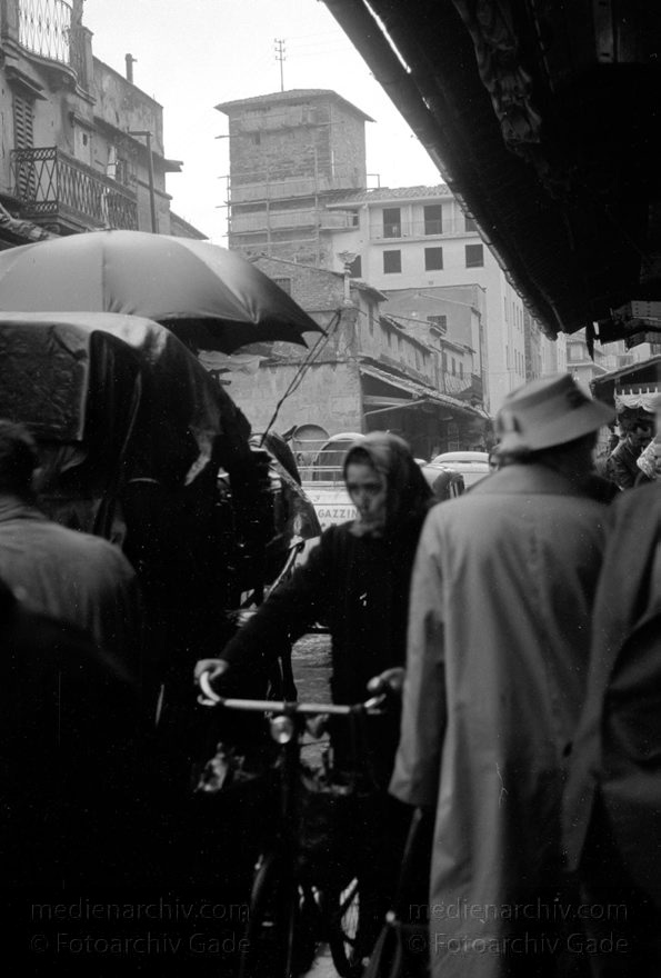 1950er. Italien. Toskana. Florenz
1950er. Italien. Toskana. Florenz. Italia. Toscana. Firenze. Italy. Tuscany. Florence
Schlüsselwörter: 1950er;Firenze;Florence;Florenz;Italia;Italien;Italy;Toscana;Toskana;Tuscany