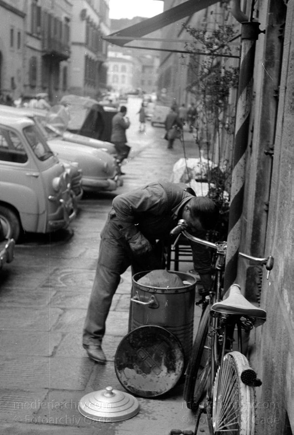 1950er. Italien. Toskana. Florenz
1950er. Italien. Toskana. Florenz. Italia. Toscana. Firenze. Italy. Tuscany. Florence
Schlüsselwörter: 1950er;Firenze;Florence;Florenz;Italia;Italien;Italy;Toscana;Toskana;Tuscany