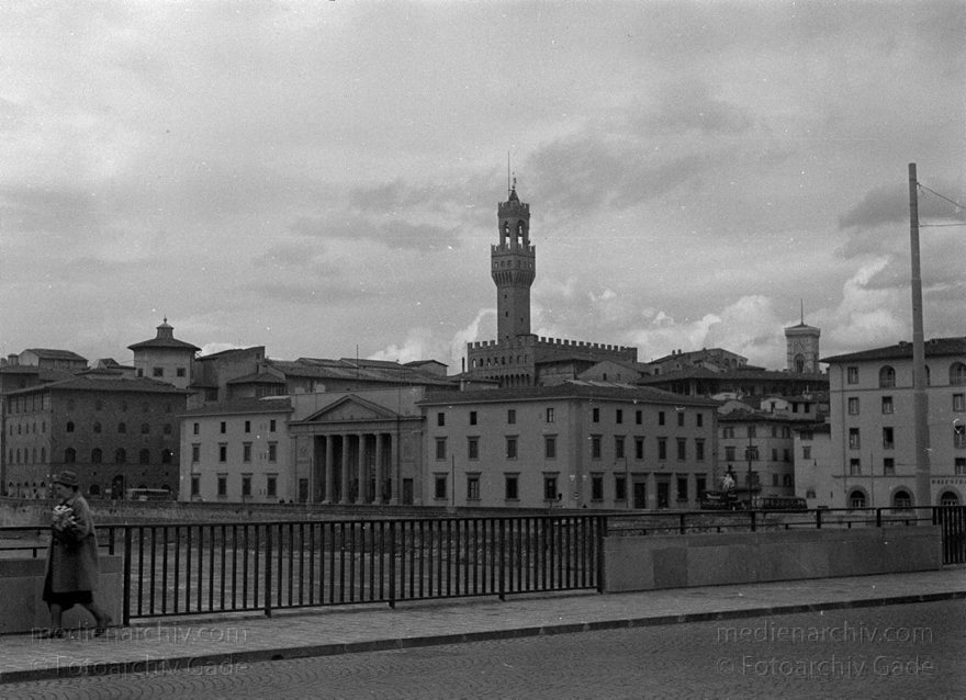 1950er. Italien. Toskana. Florenz
1950er. Italien. Toskana. Florenz. Italia. Toscana. Firenze. Italy. Tuscany. Florence
Schlüsselwörter: 1950er;Firenze;Florence;Florenz;Italia;Italien;Italy;Toscana;Toskana;Tuscany