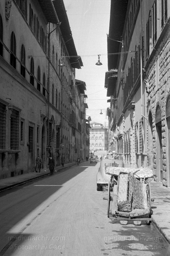 1950er. Italien. Toskana. Florenz
1950er. Italien. Toskana. Florenz. Italia. Toscana. Firenze. Italy. Tuscany. Florence
Schlüsselwörter: 1950er;Firenze;Florence;Florenz;Italia;Italien;Italy;Toscana;Toskana;Tuscany