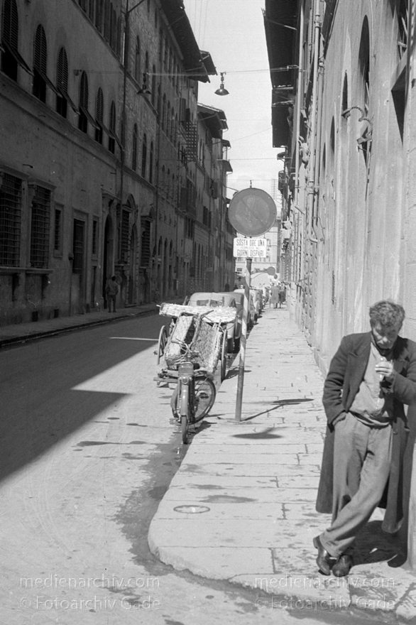 1950er. Italien. Toskana. Florenz
1950er. Italien. Toskana. Florenz. Italia. Toscana. Firenze. Italy. Tuscany. Florence
Schlüsselwörter: 1950er;Firenze;Florence;Florenz;Italia;Italien;Italy;Toscana;Toskana;Tuscany