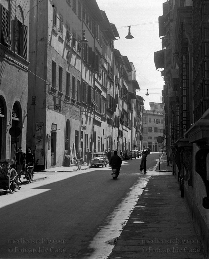 1950er. Italien. Toskana. Florenz
1950er. Italien. Toskana. Florenz. Italia. Toscana. Firenze. Italy. Tuscany. Florence
Schlüsselwörter: 1950er;Firenze;Florence;Florenz;Italia;Italien;Italy;Toscana;Toskana;Tuscany