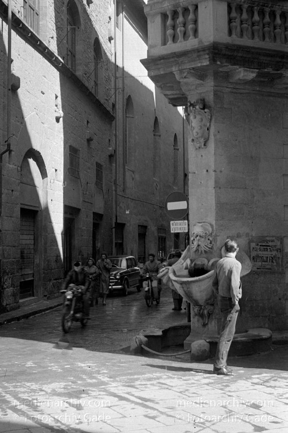 1950er. Italien. Toskana. Florenz
1950er. Italien. Toskana. Florenz. Italia. Toscana. Firenze. Italy. Tuscany. Florence
Schlüsselwörter: 1950er;Firenze;Florence;Florenz;Italia;Italien;Italy;Toscana;Toskana;Tuscany