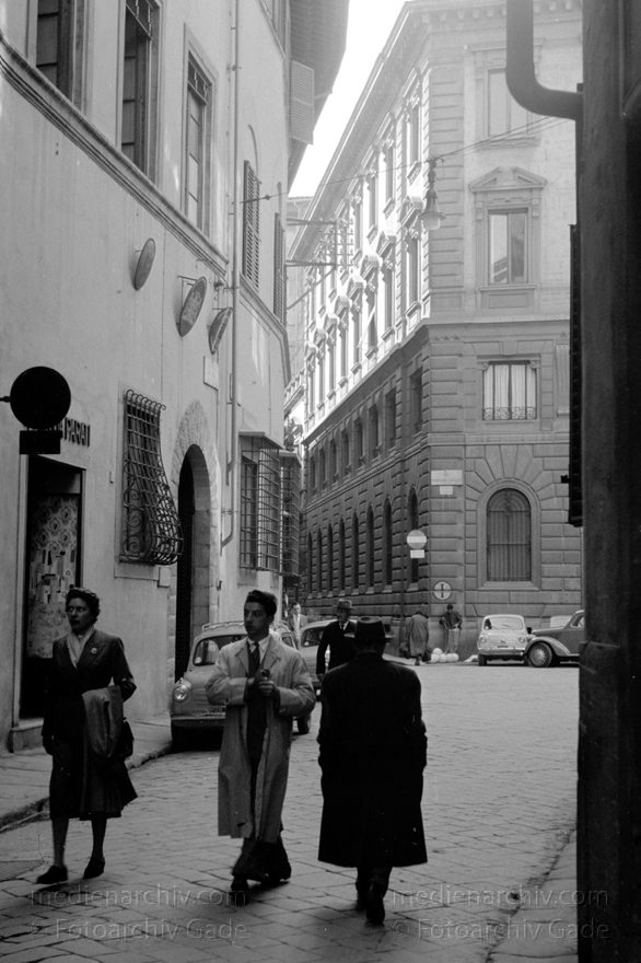 1950er. Italien. Toskana. Florenz
1950er. Italien. Toskana. Florenz. Italia. Toscana. Firenze. Italy. Tuscany. Florence
Schlüsselwörter: 1950er;Firenze;Florence;Florenz;Italia;Italien;Italy;Toscana;Toskana;Tuscany
